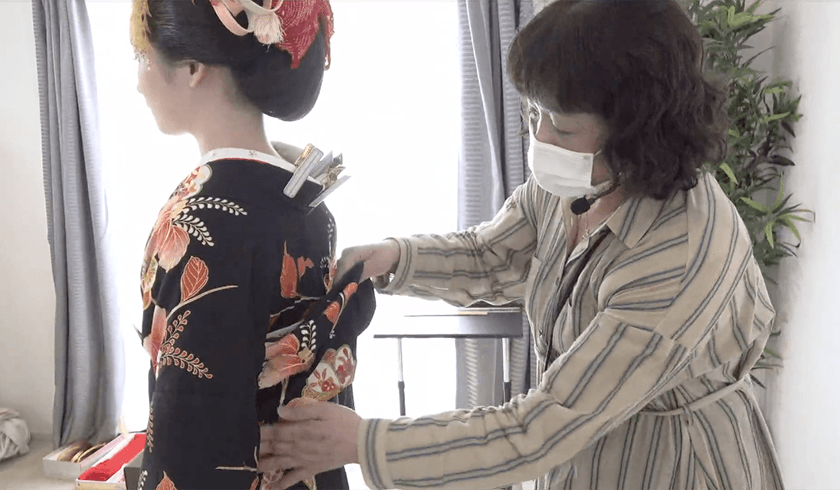 畳みながら着せる大振袖。福井先生による若ご夫妻に似合う振袖&袴着付けのサムネイル画像