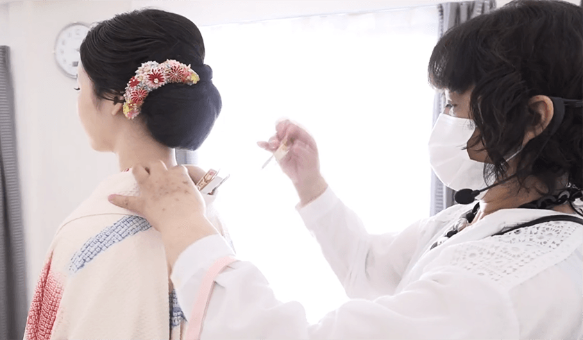 同窓会まで脱ぎたくない!福井先生に学ぶ、周りに自慢したくなる振袖着付けのサムネイル画像