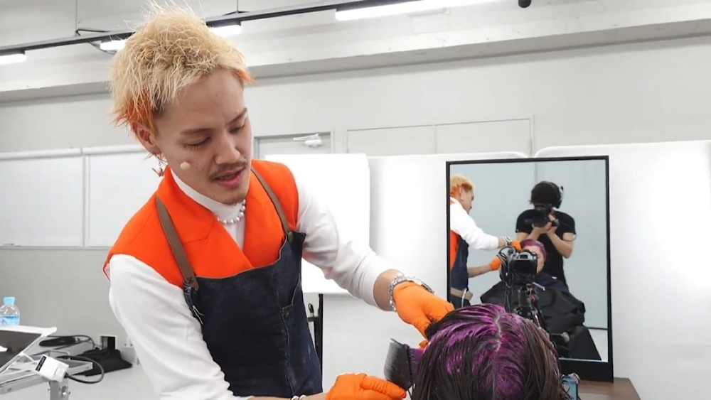 そのハイライト本当に必要ですか?白髪染め卒業の後は魅せるグレイヘアでブリーチも卒業!?のサムネイル画像